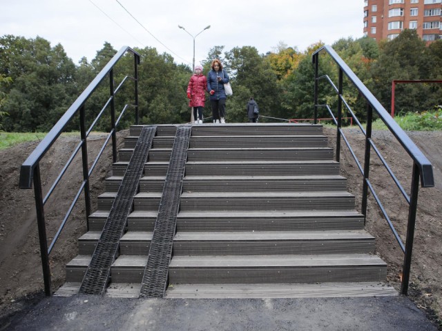 Пандусы и противоскользящее покрытие обновили на мостах между микрорайонами Королева