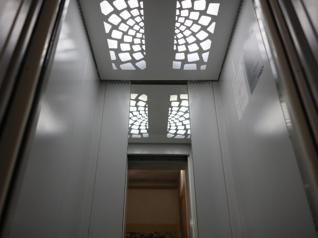 Лифты с «умными» дверями установили в многоэтажках Королева