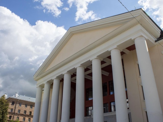 Фасад и окна обновили в культурном центре «Октябрь»