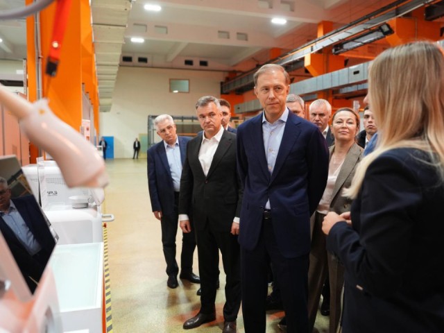 Денис Мантуров ознакомился с работой предприятия «ВПГ Лазеруан»