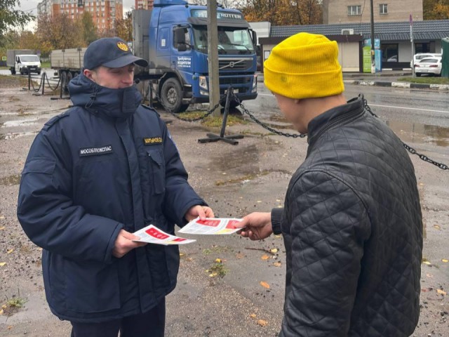 Спасатели научили жителей тушить пожары до возгорания