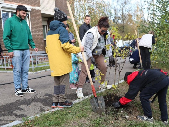 Акция «Посади дерево» в Долгопрудном привлекла молодежь и детей