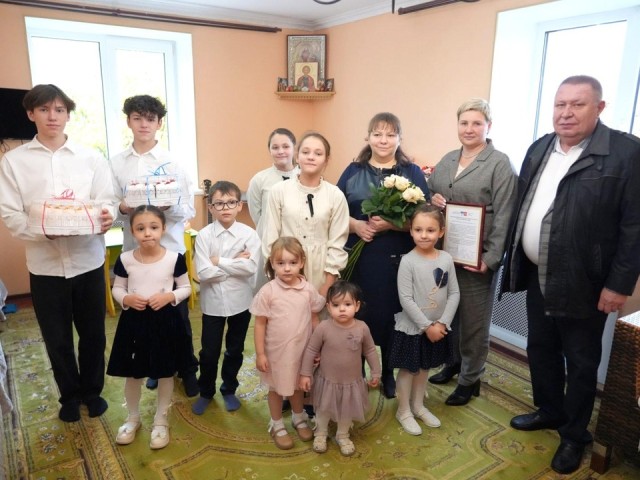 Многодетная семья Капренко из Сергиева Посада получила орден и ₽100 тыс.