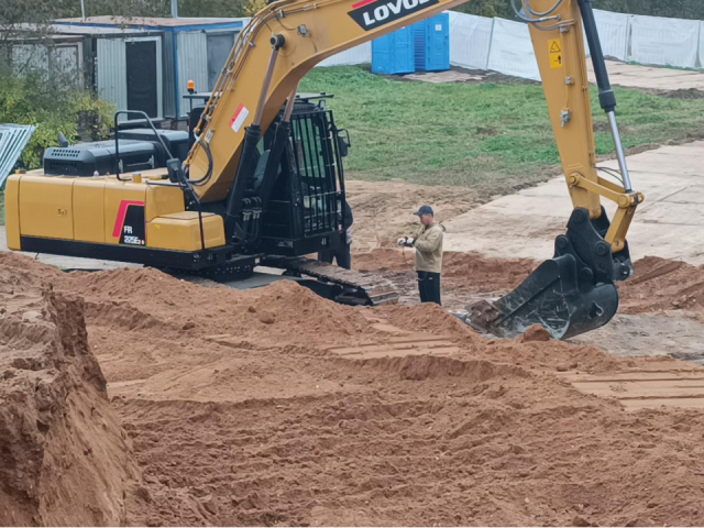 В Лобне начали демонтаж земляного вала у памятника «Зенитное орудие»