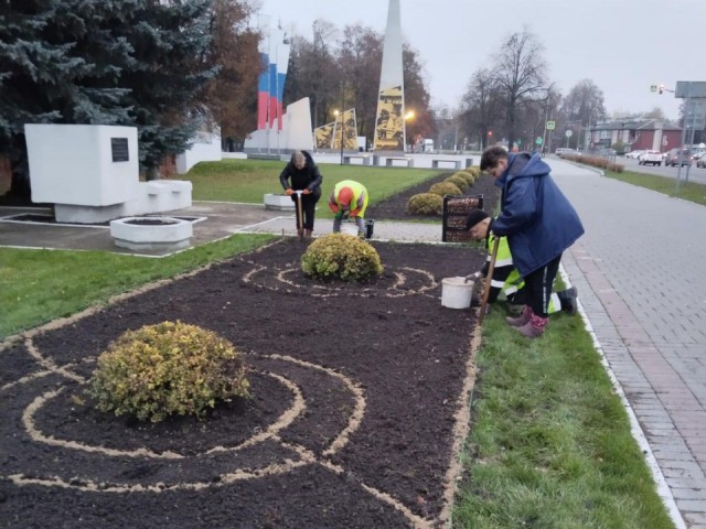 Разноцветное покрывало Подмосковья: коммунальщики начали высаживать на клумбы десятки тысяч тюльпанов