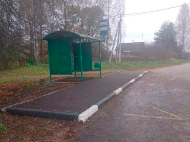 Остановку в Хранево очистили от скопившейся листвы