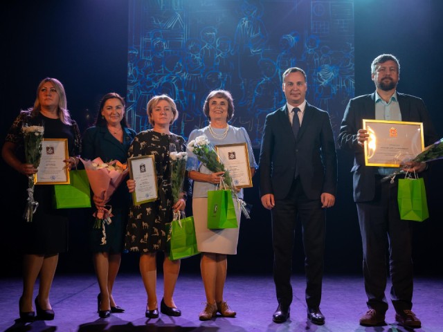 Лучших педагогов наградили в Талдоме ко Дню учителя