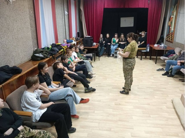 Накладывать жгуты и турникеты учились волонтеры в молодежном центре «Алиби»