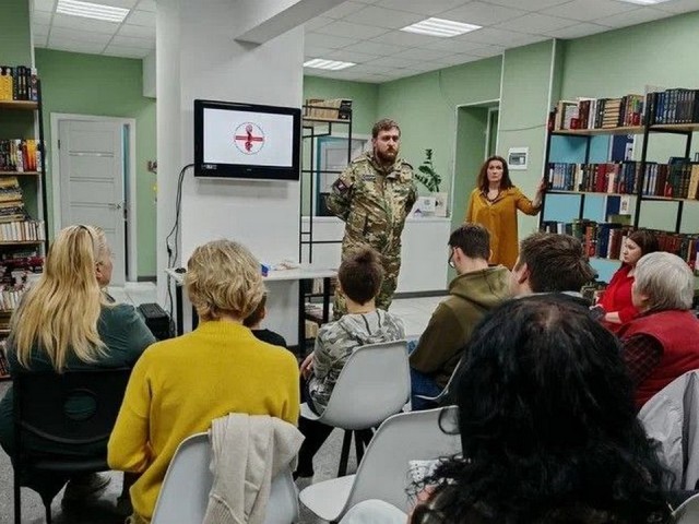 Жители Сходни научились собирать тревожный чемоданчик и накладывать жгуты при ранении