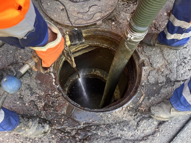 Оперативные службы устранили прорыв канализации на улице 40 лет Октября