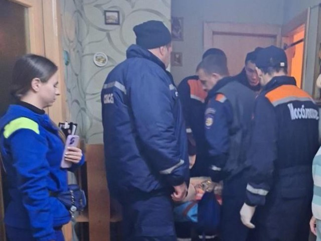 Спасатели помогли медикам госпитализировать мужчину из округа Ступино