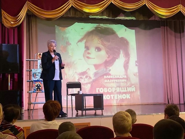 Дети Ногинска вечером прочитали книгу, а утром встретили ее автора