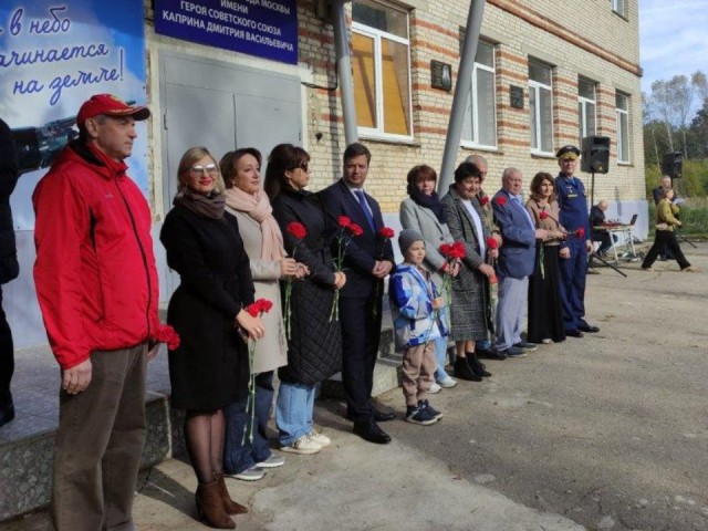 Курсанты в Чехове прыгнули с парашютом