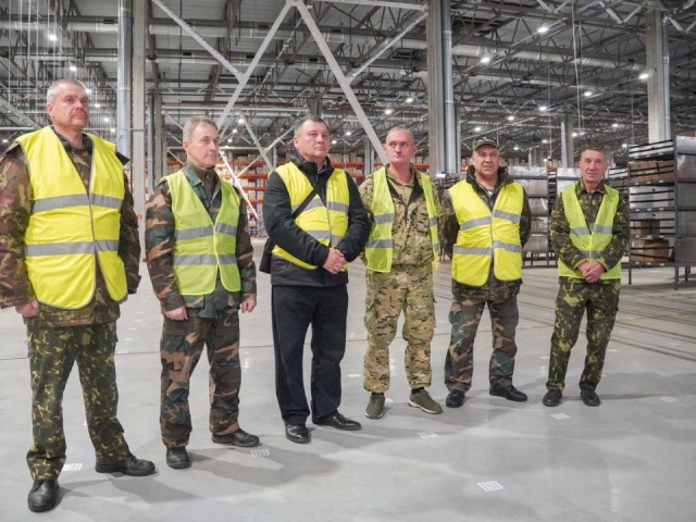 Ветерану СВО показали, как создают инновационную спецодежду в Раменском