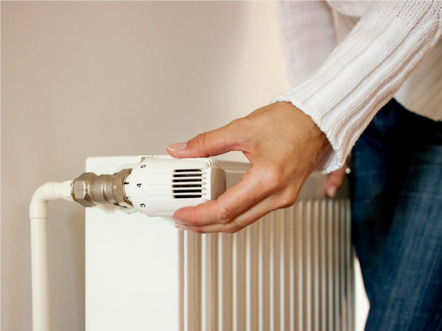 Батареи включили в квартире жительницы, которая осталась без тепла из-за соседа