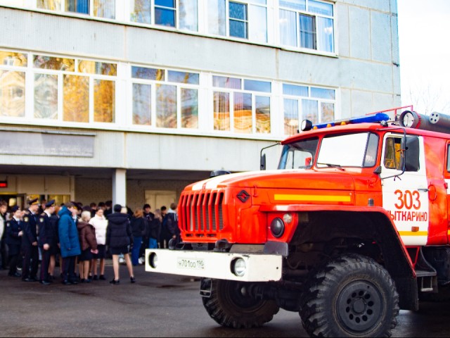 Лыткаринские студенты примерили костюмы пожарных