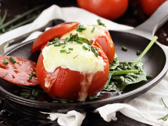 Круче шакшуки: сырно-яичные помидоры на завтрак готовит шеф из Котельников