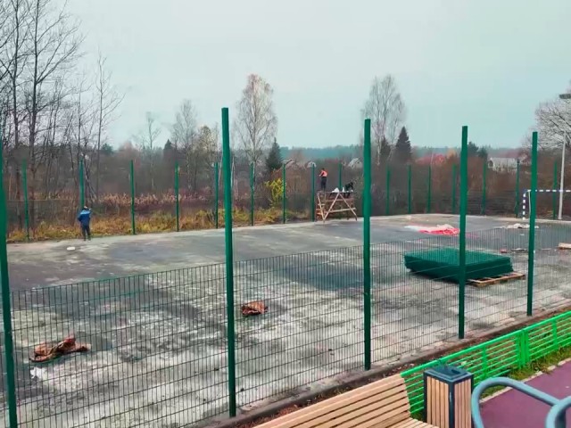 Спортсмены на низком старте: площадку в Маврине уже огородили, работы скоро завершатся