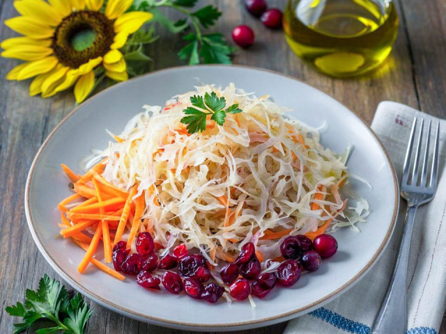 Секреты квашеной капусты: как сделать закуску вкуснее и хрустящее
