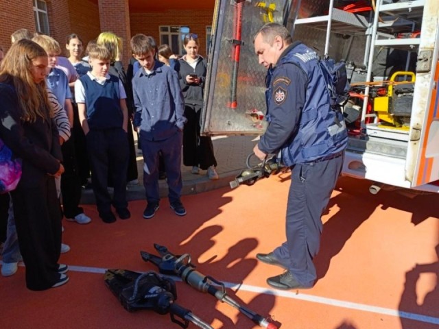 В Чехове школьники изучили основы гражданской обороны и примерили форму пожарных