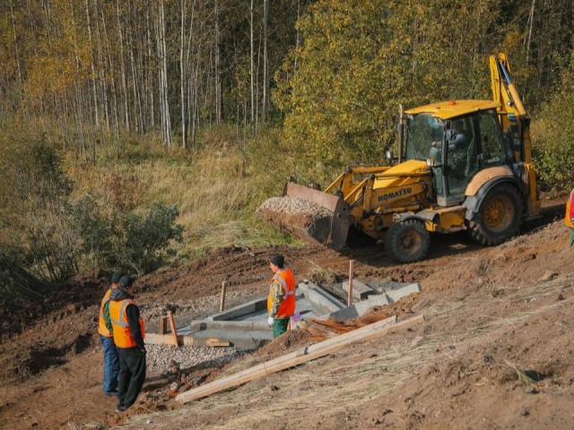 Специалисты устанавливают водоотвод на дороге в Афанасово