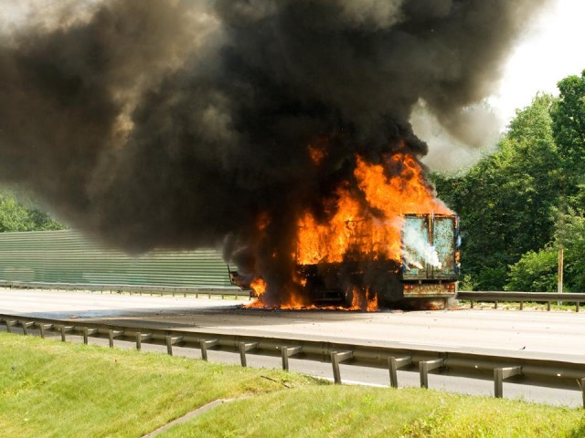 Пожарные выехали к месту возгорания в Коломне