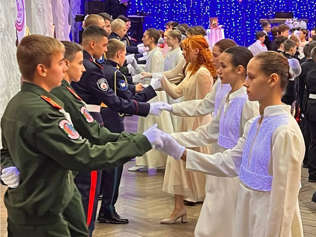 Химкинские кадеты станцевали на балу в Путевом дворце Екатерины II