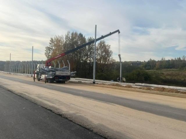 На всех участках выездной дороги из деревни Юрлово начали укладку асфальта