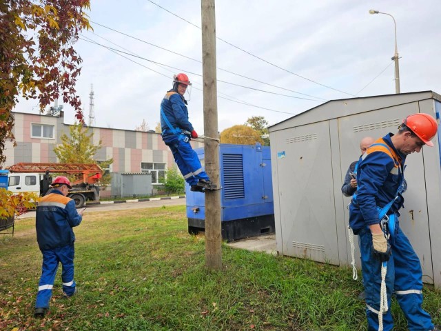 Сотрудники Мособлэнерго отработали навыки спасения на высоте