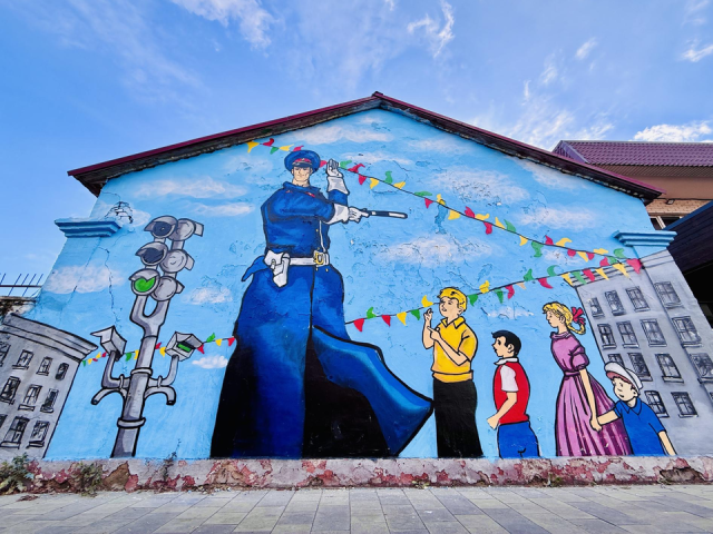 Знаменитое граффити с Дядей Степой обновили ко Дню полиции