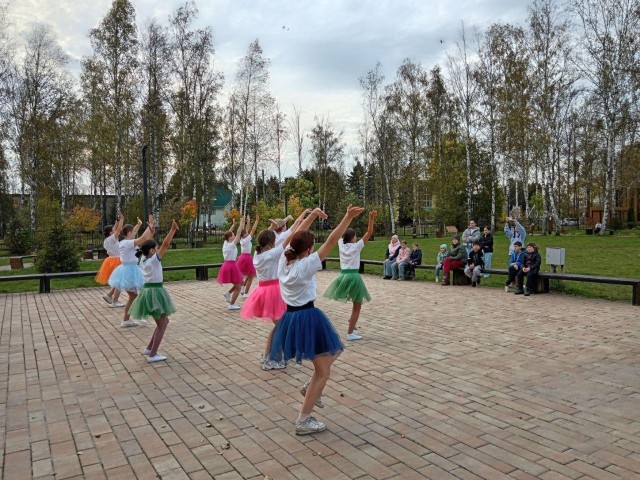 Праздник в парке запомнился жителям Запрудни концертом и мастер-классами