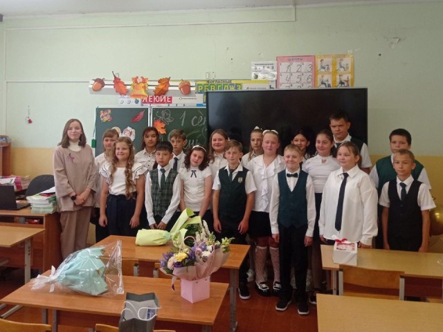 «У меня нет страха, у меня есть уверенность»: как выпускница-сирота из Клина поборола панику и стала любимым учителем школьников