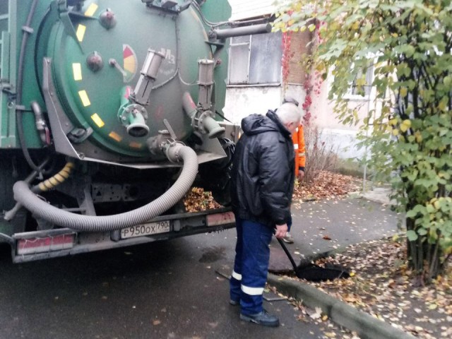Коммунальщики устранили несколько засоров канализации в Пушкино и на окраинах