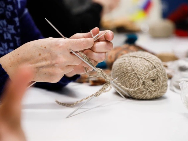 «Мы должны помогать нашим ребятам»: пенсионеры Истры вяжут сети и носки для бойцов СВО