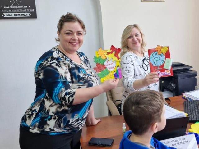 Педагоги Бронниц получили самодельные открытки от учеников