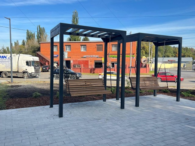 Депутат Жук оценил установку скамеек и освещения возле МФЦ в Лыткарине