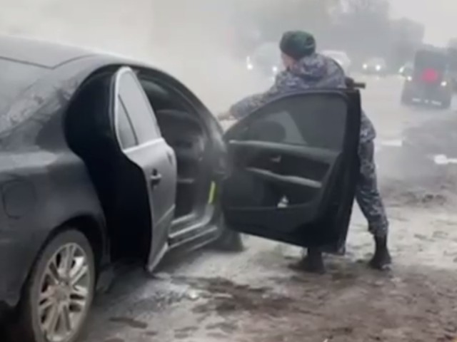 В Подмосковье росгвардейцы оказали помощь водителю загоревшегося авто