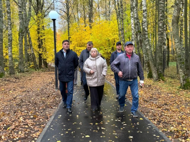 Глава Можайского округа Мордвинцев проверил зону отдыха в парке деревни Горетово