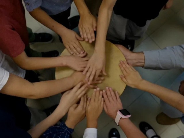 Цветы, которые подарили надежду: школьники помогли детям с инвалидностью