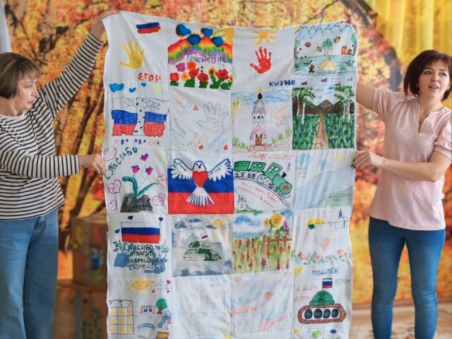 Из лоскутков с пожеланиями детсадовцы сшили одеяло для бойцов СВО