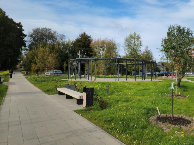В Щелкове обновили территорию у Молодежной набережной: теперь здесь можно гулять, отдыхать и парковаться без проблем