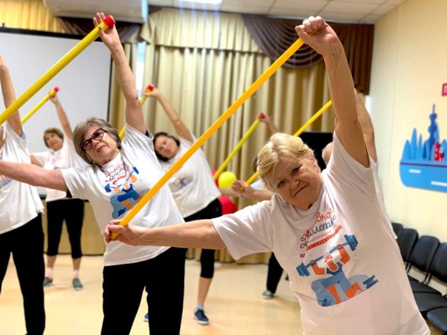 Бодибар используют в тренировках участники «Активного долголетия» в Озерах