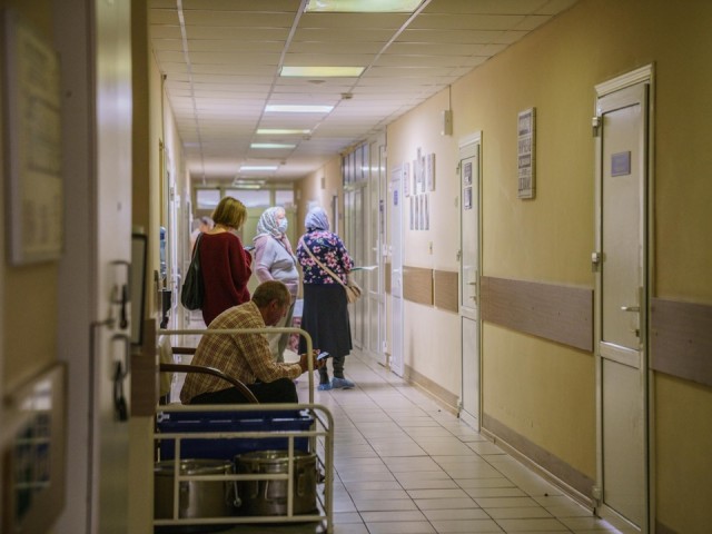 Хирурги Домодовской больницы спасли молодого мужчину с раной в сердце