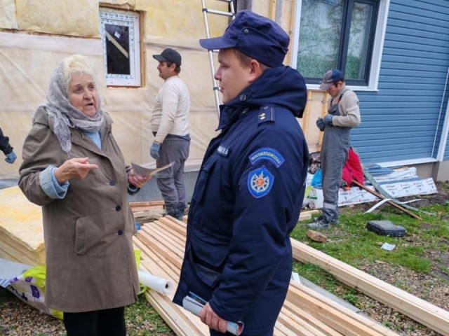 Печка — не игрушка: пожарные провели инструктаж в деревнях Дорофеево и Филимакино. О чем предупредили жителей?