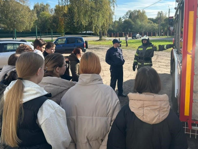 Пожарные продемонстрировали технику и оборудование волоколамским школьникам