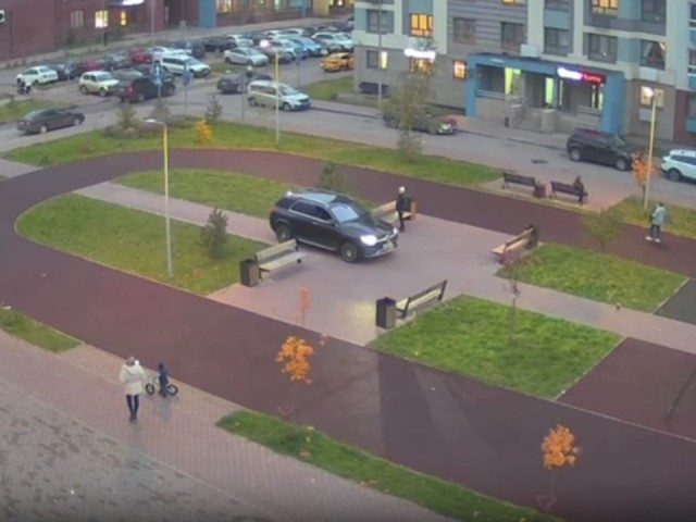 Полиция оштрафовала водителя, ездившего по пешеходной дорожке в Глухове