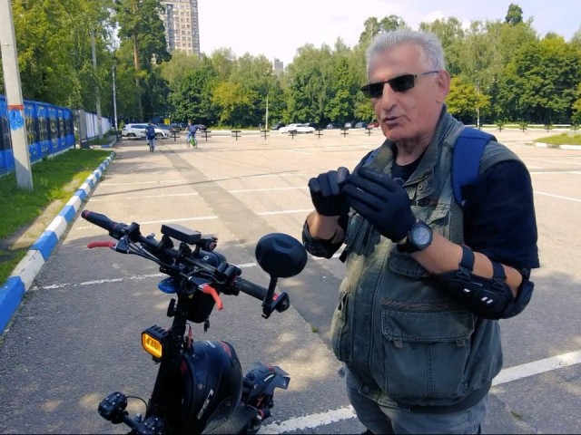 Авиационный фотограф создал городской электросамокат, который не боится дождя и мороза