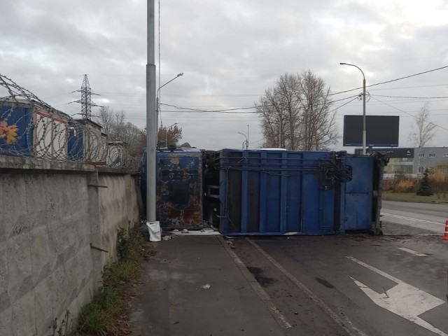 В Орехово-Зуеве ликвидировали последствия аварии с участием мусоровоза
