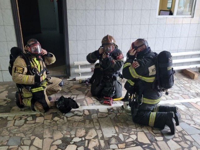 Дыши — не дыши: в Раменском проверяли готовность пожарных к работе в задымленных помещениях