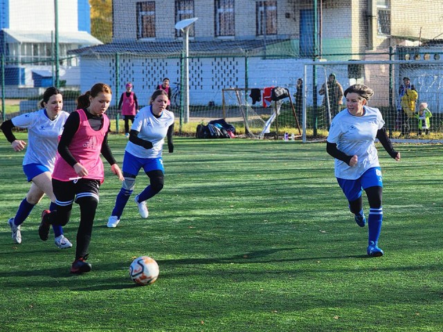 Восемь команд мам-футболисток сразились на стадионе «Наука» в Дубне